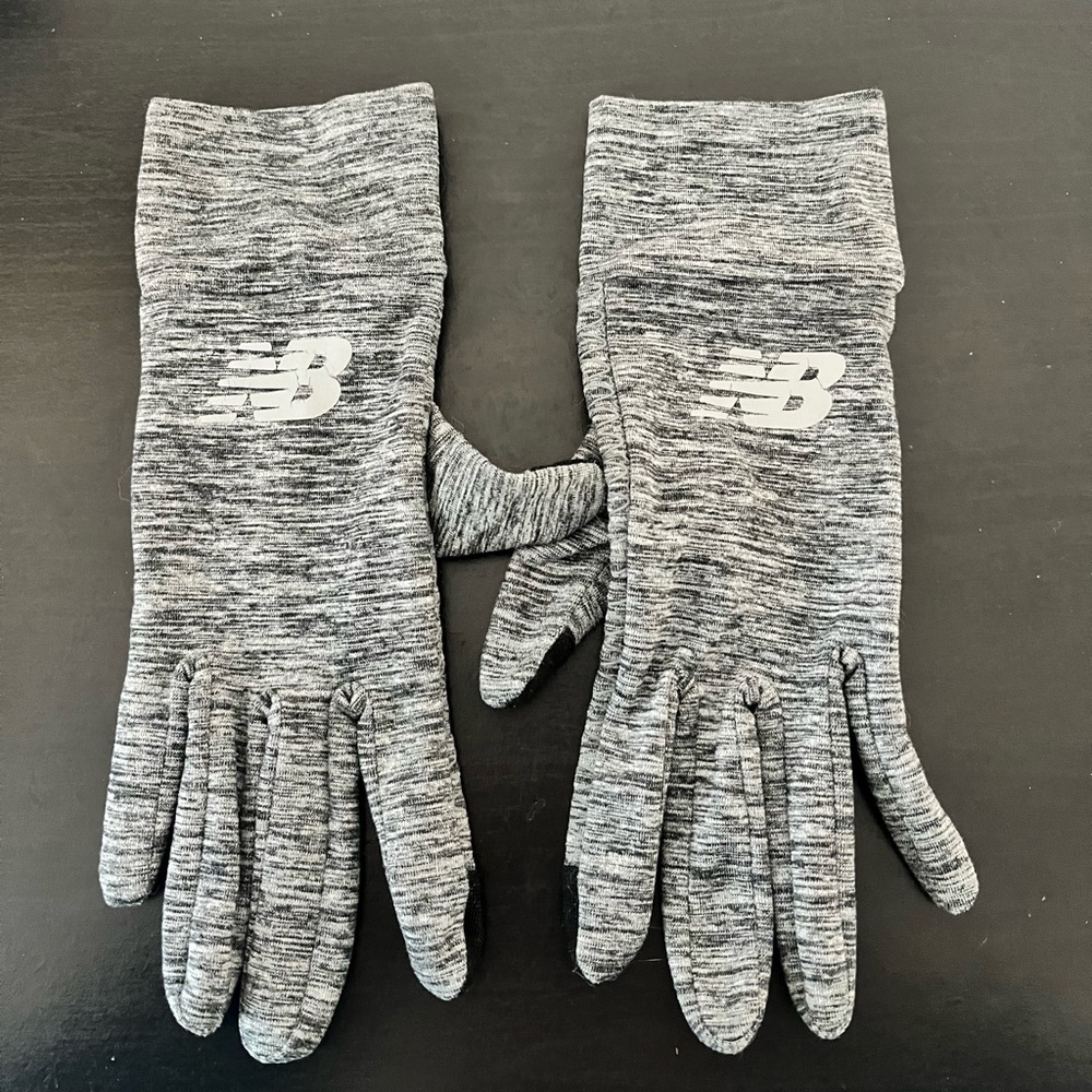 New Balance gray women’s running gloves